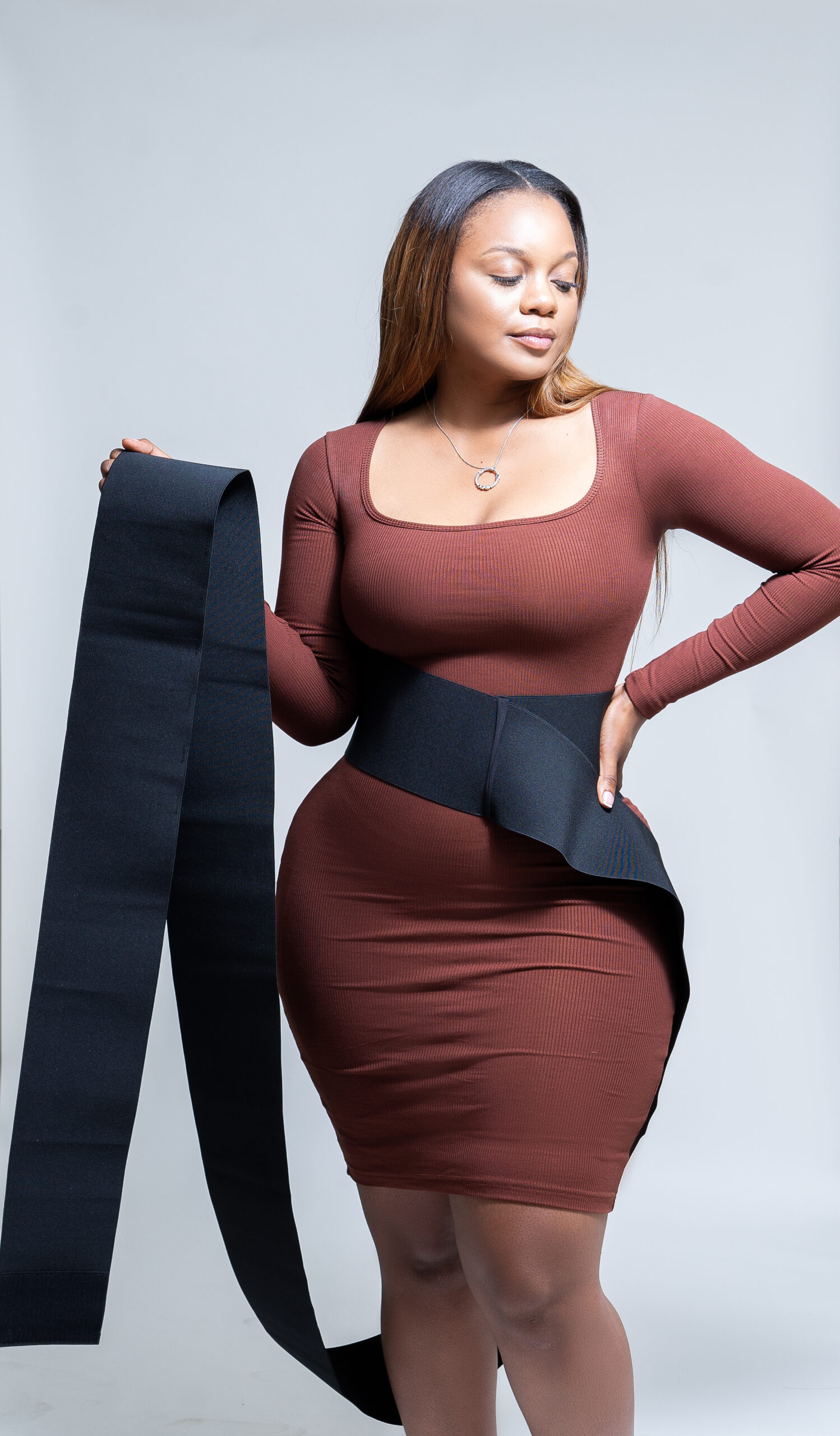 360 waist belt with maximum compression helps with waist training and body posture